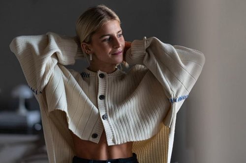 Ο πιο ενήλικος τρόπος να φορέσεις ένα skinny τζιν: Το μαγικό κομμάτι που κάνει τη διαφορά