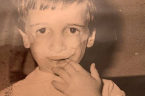 «Η μητέρα σου είναι ό,τι πιο άσχημο έχω δει»: Τι εξομολογείται ο γιος γυναίκας με σπάνιο σύνδρομο