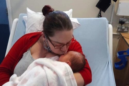 Η απίστευτη ιστορία της γυναίκας που κατάλαβε ότι ήταν έγκυος δέκα μέρες πριν από τον τοκετό