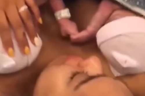 «Καταπληκτική στιγμή που δίδυμα αδερφάκια δίνουν τα χέρια, αμέσως μετά την γέννησή τους»