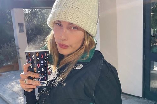 Μία φόρμα, πολλές celebrities: To ένα αθλητικό κομμάτι που δε βγάζει από πάνω της η Χάλεϊ Μπίμπερ