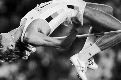 «Από 10 ετών τον βίαζε ο προπονητής του, μια από τις πιο σεβάσμιες μορφές του αθλητισμού»