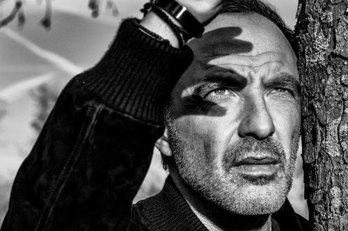 Όταν ο Νίκος Αλιάγας φωτογράφιζε την Κάρλα Μπρούνι στο μαρμάρινο πάτωμα ενός ξενοδοχείου