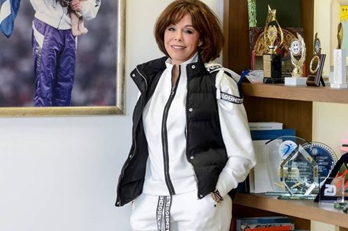 Τότε και τώρα. Η Βούλα Πατουλίδου ποζάρει ξανά με τον 22χρονο γιο της όπως πολλά χρόνια πριν