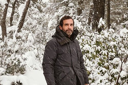 «Προς την ελευθερία»: Ο Κωνσταντίνος Μαρκουλάκης συνόδευσε τη μητέρα του στο εμβολιαστικό κέντρο