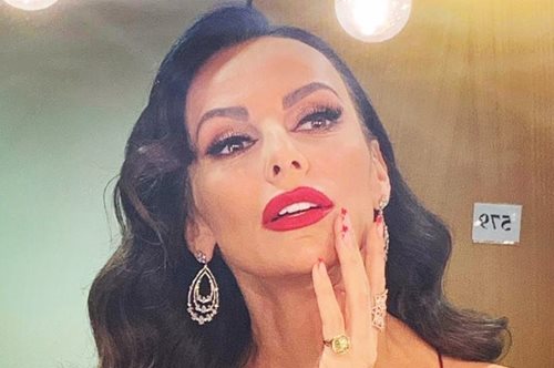 Φωτίζει φυσικά το πρόσωπο: Το νέο χρώμα μαλλιών της Μπέττυς Μαγγίρα μας εμπνέει για ανανέωση