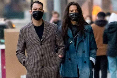 Ζεστασιά μαζί με κομψότητα. Η Κέιτι Χολμς μέσα σε ένα ιδανικό, οικονομικό πανωφόρι από τα Mango