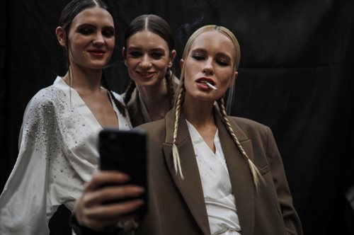 Η μόδα είναι για τον δρόμο, όχι για τα υπνοδωμάτια; Ο Στάθης Σαμαντάς σχολιάζει την εποχή 