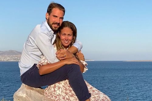 Mε πρωτότυπο Chanel νυφικό: Η Νίνα Φλορ σε νέα φωτογραφία από τον γάμο με τον Φίλιππο Γλύξμπουργκ