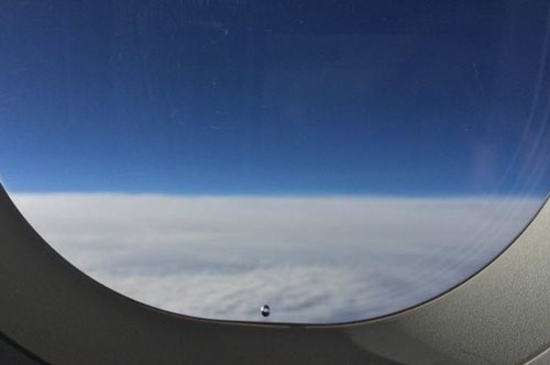 Γνωρίζετε γιατί τα παράθυρα των αεροπλάνων έχουν τρύπα; 