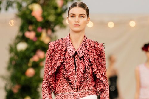 «Σαν οικογενειακή γιορτή»: Το νέο σόου της Chanel μάς ταξιδεύει ακριβώς όπου θα θέλαμε να είμαστε