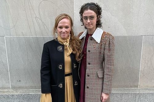 Έλλα Έμχοφ: Η θετή κόρη της Καμάλα Χάρις είναι ένα style icon της εποχής της 