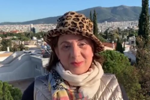 «Μέσα στον οικογενειακό χαμό, στην τσίκνα και την απίστευτη μυρωδιά της σούβλας»