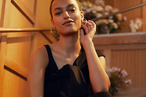 Μοναδική συνεργασία: Η Η&Μ συμπράττει με ποιήτρια σε σειρά loungewear με εμπνευστικές φράσεις της