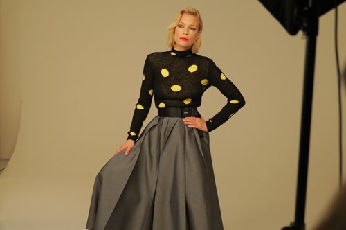 Από το foundation μέχρι το κονσίλερ: Τα μυστικά ομορφιάς της Βίκυς Καγιά σε ένα βίντεο