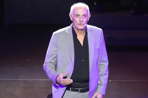 «Κατέστρεψε προσωπικότητες γιατί έτσι γούσταρε»: Πρώην φοιτητής στη σχολή του Κιμούλη αποκαλύπτει 