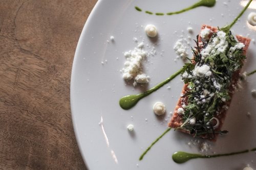 Το τραπέζι του Σαββατοκύριακου σερβίρεται από το Aleria