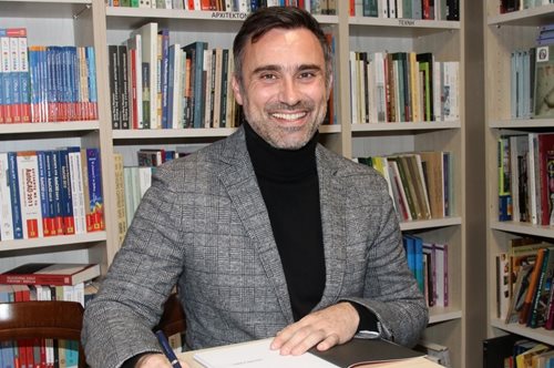 «Είμαι δίπλα σου! Όπως ήμουν και τότε, 22 χρόνια πριν, που ήρθες στο σπίτι μου κλαίγοντας»