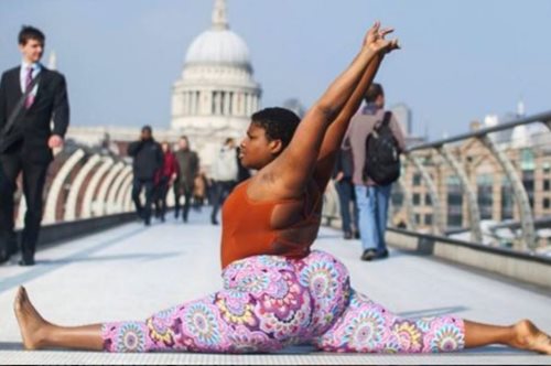 Η γιόγκι γκούρου που αψηφά τη βαρύτητα και τα έξτρα κιλά