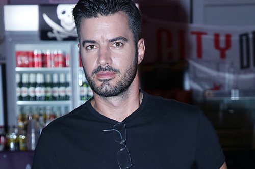 «Το παντρεμένος-χωρισμένος είναι συγκοινωνούντα δοχεία»: Ο Γιάννης Τσιμιτσέλης για τις σχέσεις 