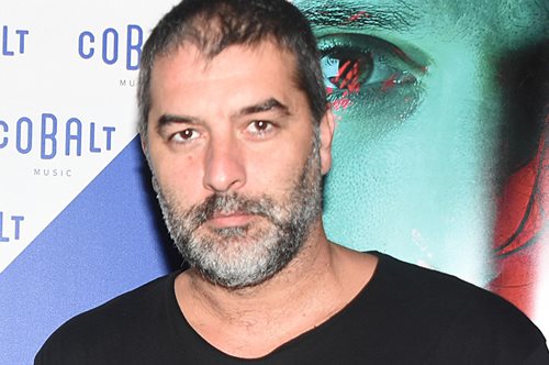 «Λατρεύω τις πόρνες, τους ναρκομανείς, τα τραβεστί…»: Ο Βασίλης Μπισμπίκης για το περιθώριο 