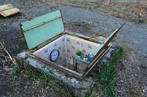 Street artist μεταμορφώνει εγκαταλελειμμένα φρεάτια σε υπέροχα σπίτια-μινιατούρες