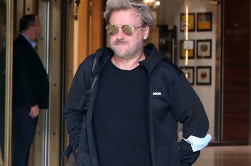 Απαγορεύει την αναφορά του ονόματός του σε οποιαδήποτε ραδιοτηλεοπτική εκπομπή