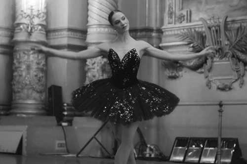 H Όπερα του Παρισιού ανοίγει ξανά: O οίκος Chanel έραψε τα πιο ονειρεμένα κοστούμια για την πρεμιέρα