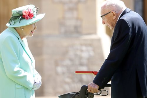 Πέθανε από κορονοϊό ο 100χρονος Τομ Μουρ, ο Βρετανός που έκανε έρανο-ρεκόρ κατά του κορονοϊού