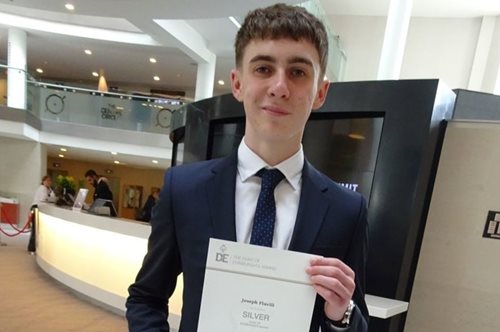 Η ιστορία του 19χρονου που ξύπνησε από κώμα μετά από 11 μήνες και δεν ξέρει τίποτα για την πανδημία 