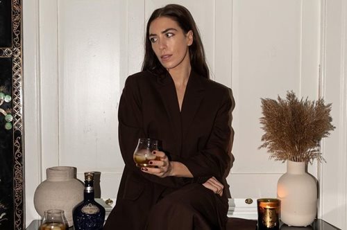 H πιο σέξι λαιμόκοψη του διαδικτύου: Πώς ένα ολόκληρο ίνσταγκραμ φοράει το ίδιο στυλ μπλούζας