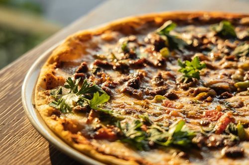 Πίτσα με βάση το κολοκυθάκι: Light, ακόμα πιο νόστιμη από τη συμβατική ζύμη, σούπερ θρεπτική