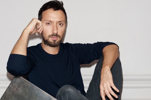 Είναι επίσημο. Ο Anthony Vaccarello είναι ο νέος καλλιτεχνικός διευθυντής του Saint Laurent