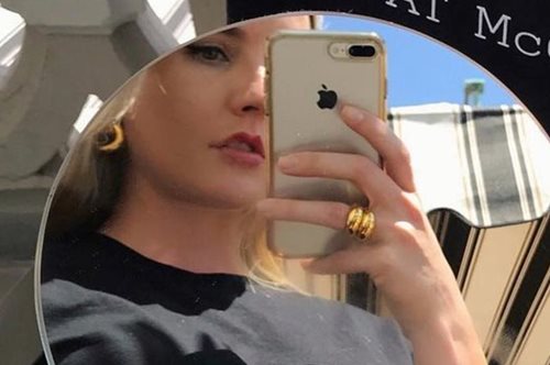 Το μυστικό όπλο των βιντεοκλήσεων: Φωτίζει, φρεσκάρει το πρόσωπο σαν να έχεις κοιμηθεί 10 ώρες σερί