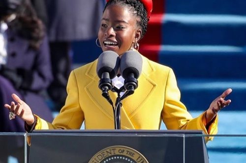 H 22χρονη Αμάντα Γκόρμαν γίνεται το πρώτο άτομο που απαγγέλλει ποίημα στο αμερικανικό Super Bowl