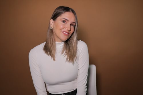 Η Mαίρη Καλύμνου σε κάνει να αγαπήσεις τον εαυτό σου μέσα από το δικό της ταξίδι με τη λεύκη