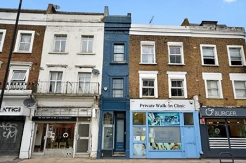 Μέσα στο πιο στενό και μαγικό σπίτι του Λονδίνου: Τα χέρια με το ζόρι ανοίγουν στον διάδρομο 