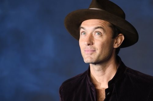 Η 20χρονη κόρη του Τζουντ Λο τον συναγωνίζεται σε ομορφιά και γίνεται πρέσβειρα πολυτελούς brand