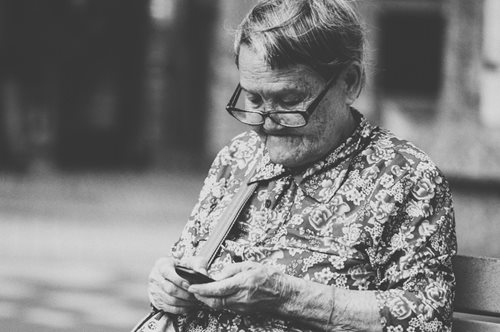 Νέα γραμμή βοήθειας για την άνοια: Υποστηρίζει άτομα με προβλήματα μνήμης, επαγγελματίες, φροντιστές