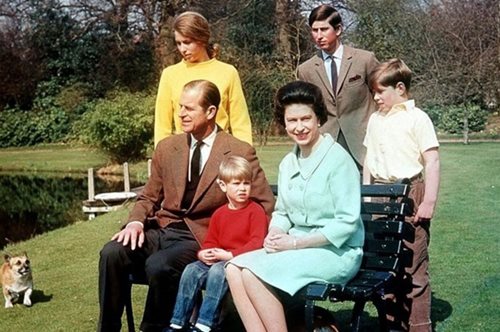 Πορτοκαλί σαλόνι, πάρα πολλά διακοσμητικά και βιβλία παντού: Δείτε πού ζει η πριγκίπισσα Άννα