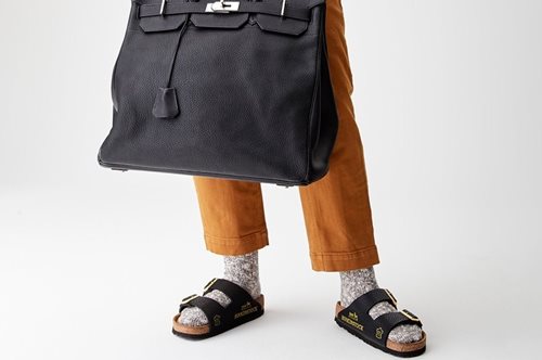 Ασέβεια ή έργο τέχνης; Καλλιτεχνική ομάδα διαλύει τέσσερις τσάντες Birkin και φτιάχνει σανδάλια