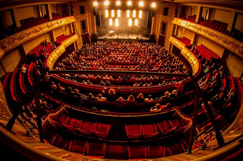 «Γνωστός κωμικός ηθοποιός με χτύπησε και προσπάθησε να με βιάσει. Λιποθύμησα»