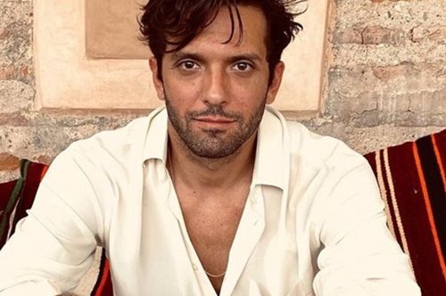 «Έχω εικόνες διάσπαρτες. Να με πηγαίνει σε μια παραλία και να ξαπλώνει δίπλα μου στην πετσέτα»