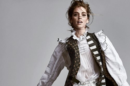 H Louis Vuitton έντυσε την Κιάρα Φεράνι με φουστανέλα και σιγκούνι για το τουρκικό GLAMOUR