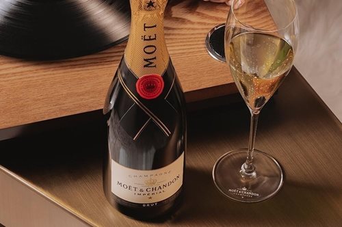 Μια πρόποση: Νέα εμπορική συνεργασία κάνει τη σπιτική μας κάβα πιο premium από ποτέ