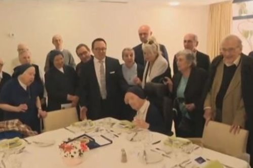 Η γηραιότερη γυναίκα στην Ευρώπη νίκησε τον κορονοϊό και γιόρτασε τα 117α γενέθλιά της