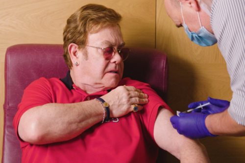 Ο Έλτον Τζον και ο Μάικλ Κέιν είναι αληθινά υπέροχοι στη νέα καμπάνια εμβολιασμού της Βρετανίας