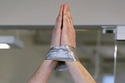 Πώς να ελευθερωθείς σε δευτερόλεπτα αν σε δέσουν με μονωτική ταινία