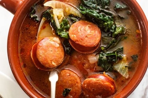 Σούπα με κριθαράκι και λουκάνικο: Το πιο εύκολο και νόστιμο comfort food για τις κρύες μέρες