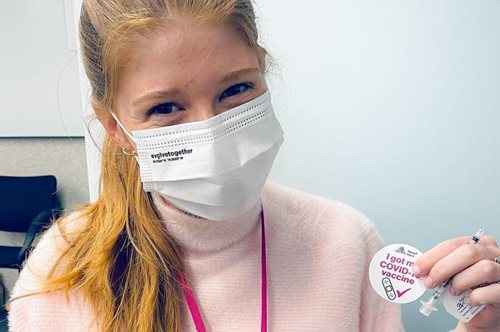 «Έκανα το εμβόλιο και όχι δεν μού εμφύτευσε τον εγκέφαλο του ιδιοφυούς πατέρα μου»